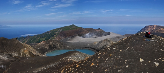 Причины взрывов на вулкане Эбеко изучают сибирские геологи