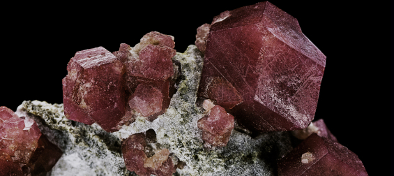 Ученые экспериментально воспроизвели совместную кристаллизацию алмаза и граната